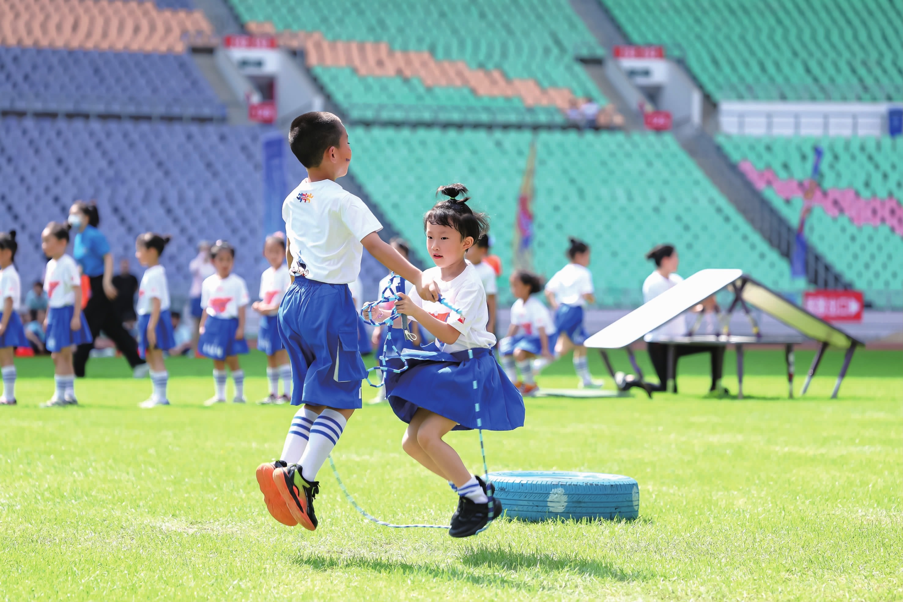 詹姆斯把不应该进总决赛的球队带进总决赛 不是黑点 你本末倒置了 阵容碾压怎么打？